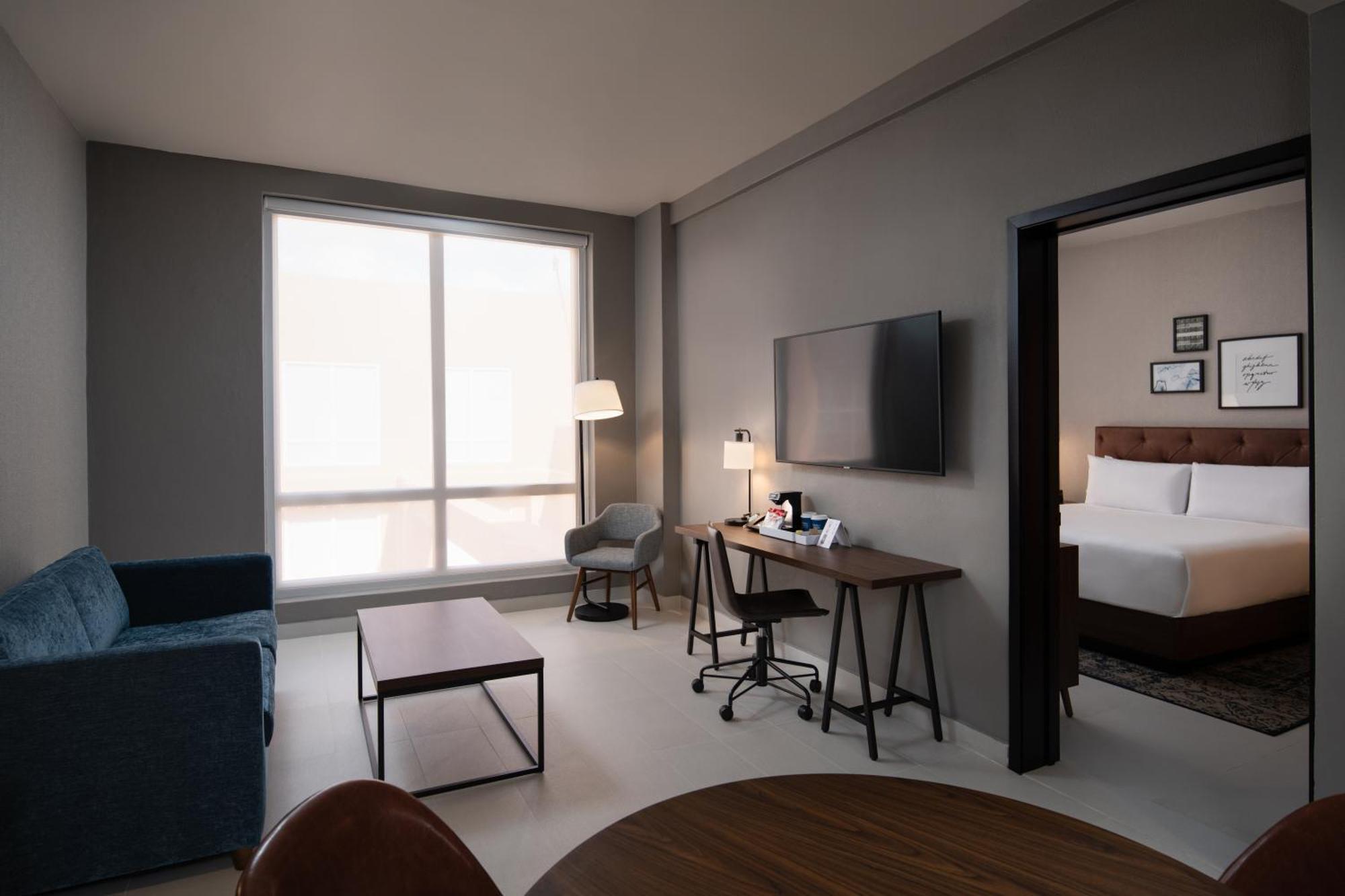 Suite 1 Bedroom Suite 1 King,1542953869:JPEG
