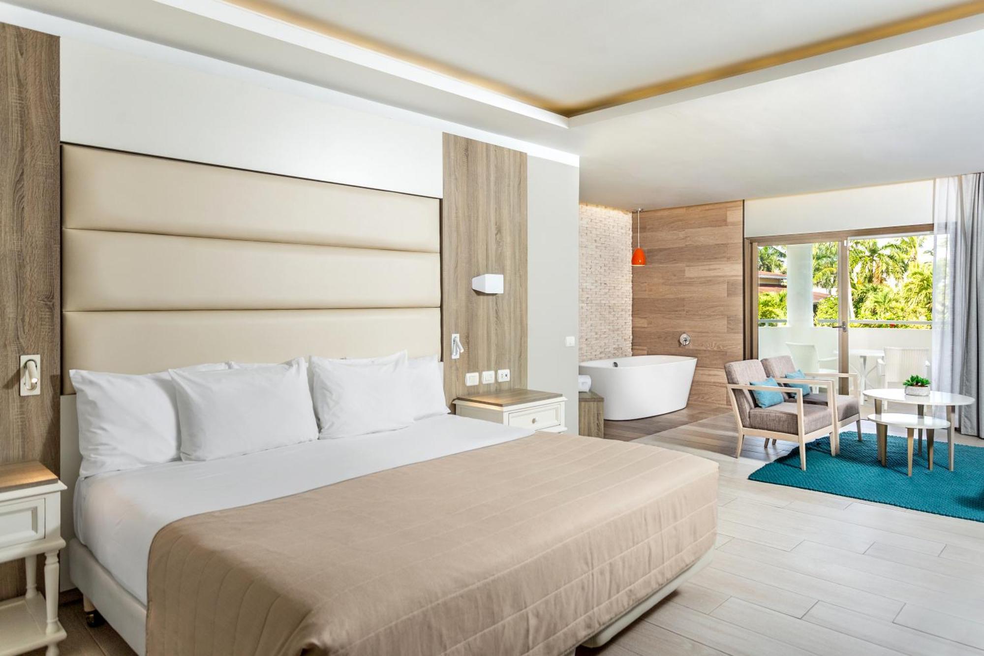 1 King Bed Corner Deluxe Junior Suite SGL