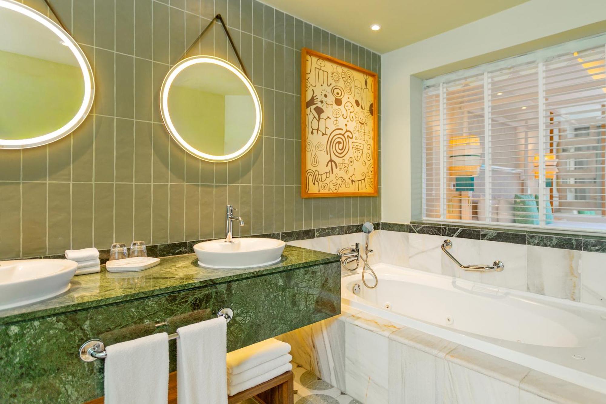 2 Double Beds Deluxe Junior Suite SGL