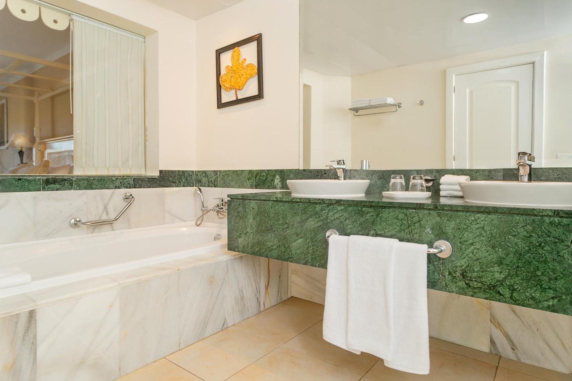 1 King Bed Junior Suite DBL